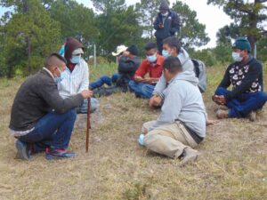 El portador de la isignia a la espera que termine la exhumacion del cuerpo del defensor